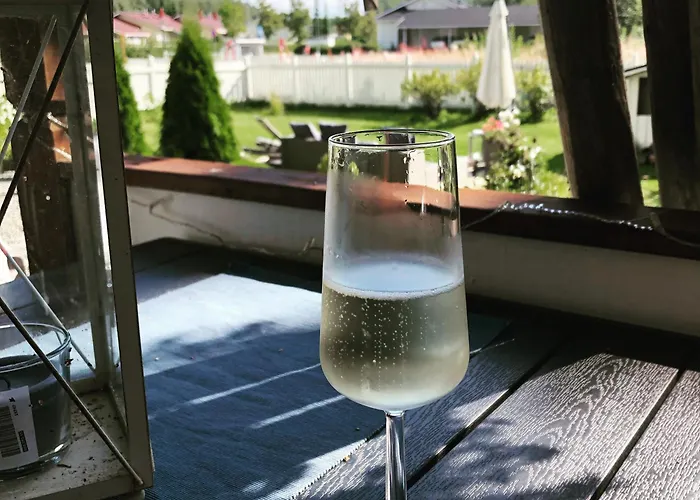 Idyllic Upstairs With Two Bedrooms בית הארחה 3*